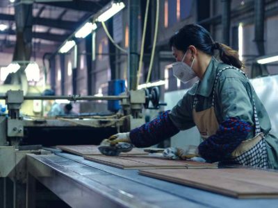 Donna con mascherina al lavoro