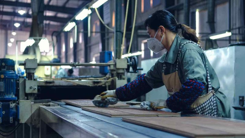 Donna con mascherina al lavoro