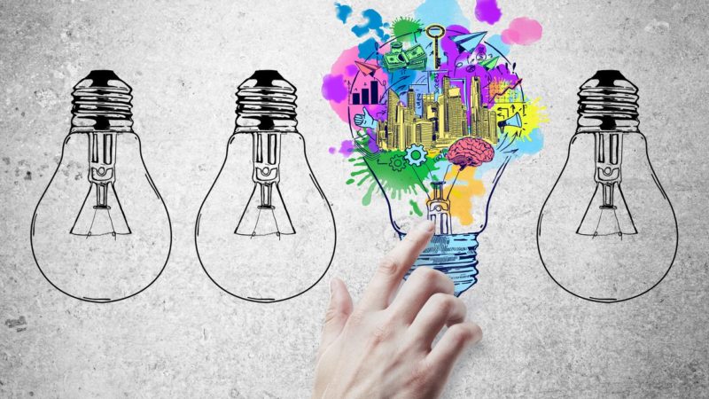 mano che indica una lampadina disegnata