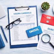 documenti aziendali con visura camerale registro imprese INAIL PEC e strumenti da ufficio su scrivania