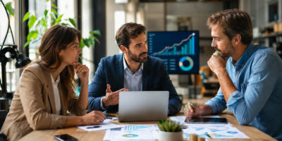 Imprenditori riuniti per valutare opportunità di crowdfunding e finanziamento per una PMI italiana.