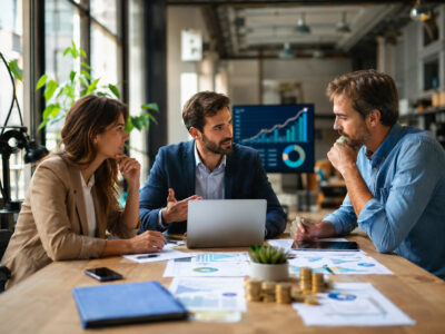 Imprenditori riuniti per valutare opportunità di crowdfunding e finanziamento per una PMI italiana.