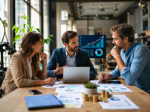 Imprenditori riuniti per valutare opportunità di crowdfunding e finanziamento per una PMI italiana.