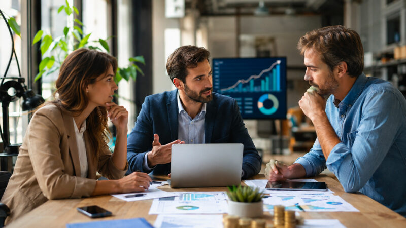 Imprenditori riuniti per valutare opportunità di crowdfunding e finanziamento per una PMI italiana.