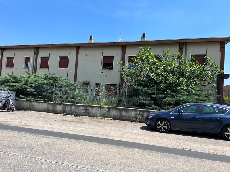 Vendesi Capannone Artigianale con Uffici e Appartamenti a Verona 