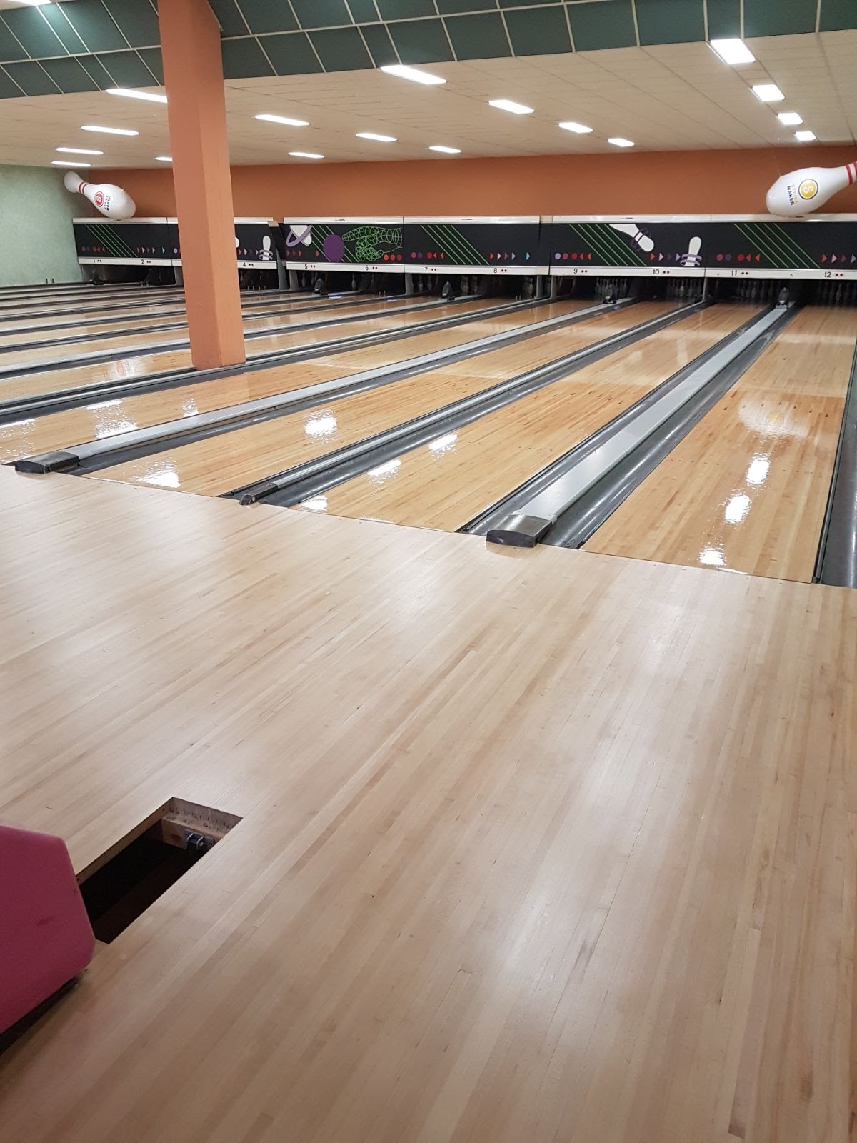 Sala da Bowling con Ristorante in